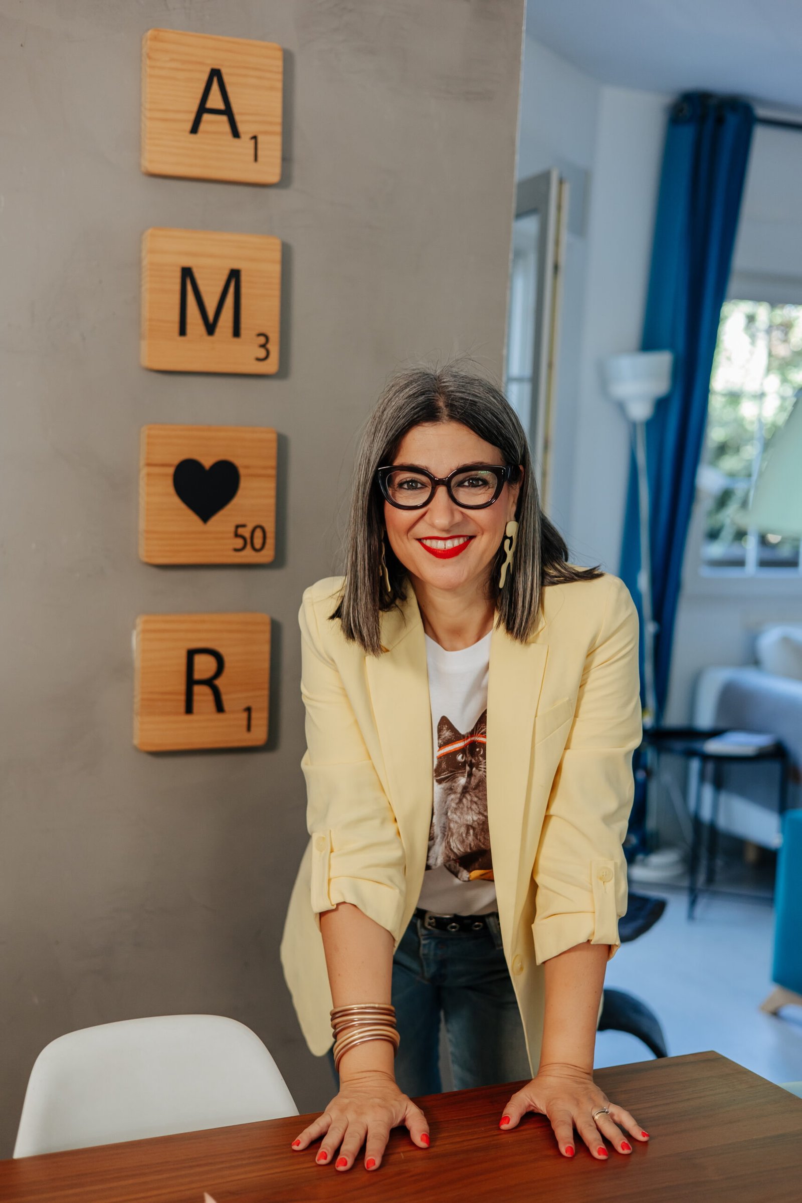 Mujer con fondo Smile trabajando