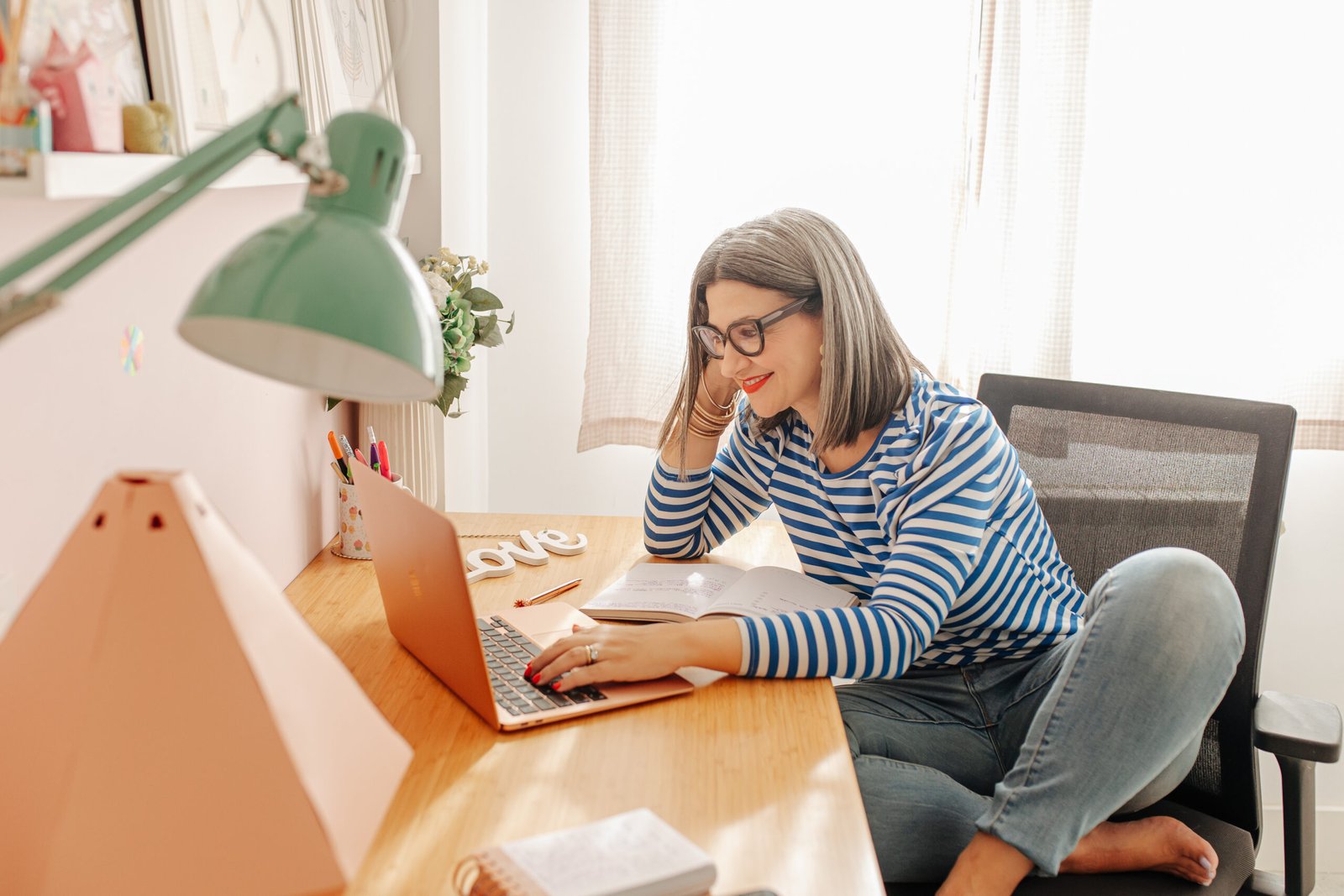 Mujer frente a estantería con libros