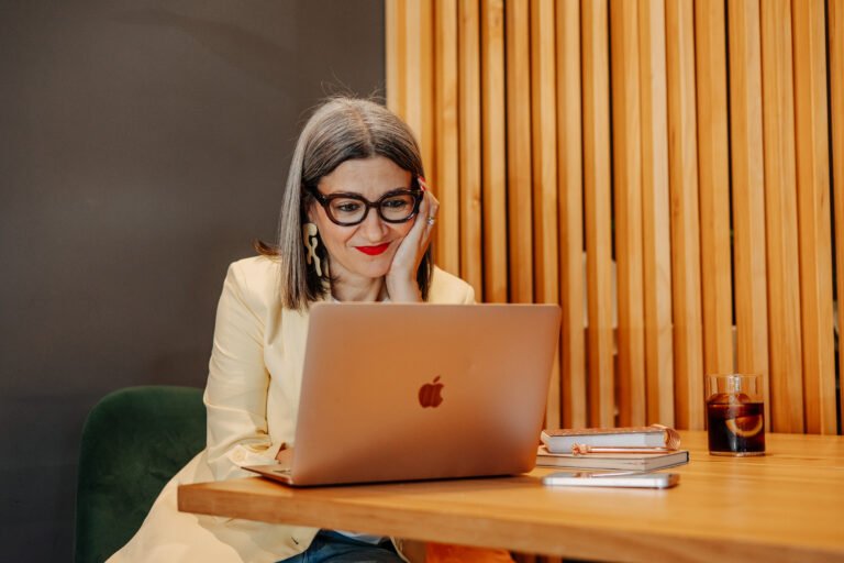 Mujer concentrada frente al ordenador portátil