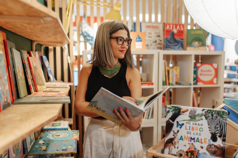 Mujer levantando la mano y sonriendo en oficina
