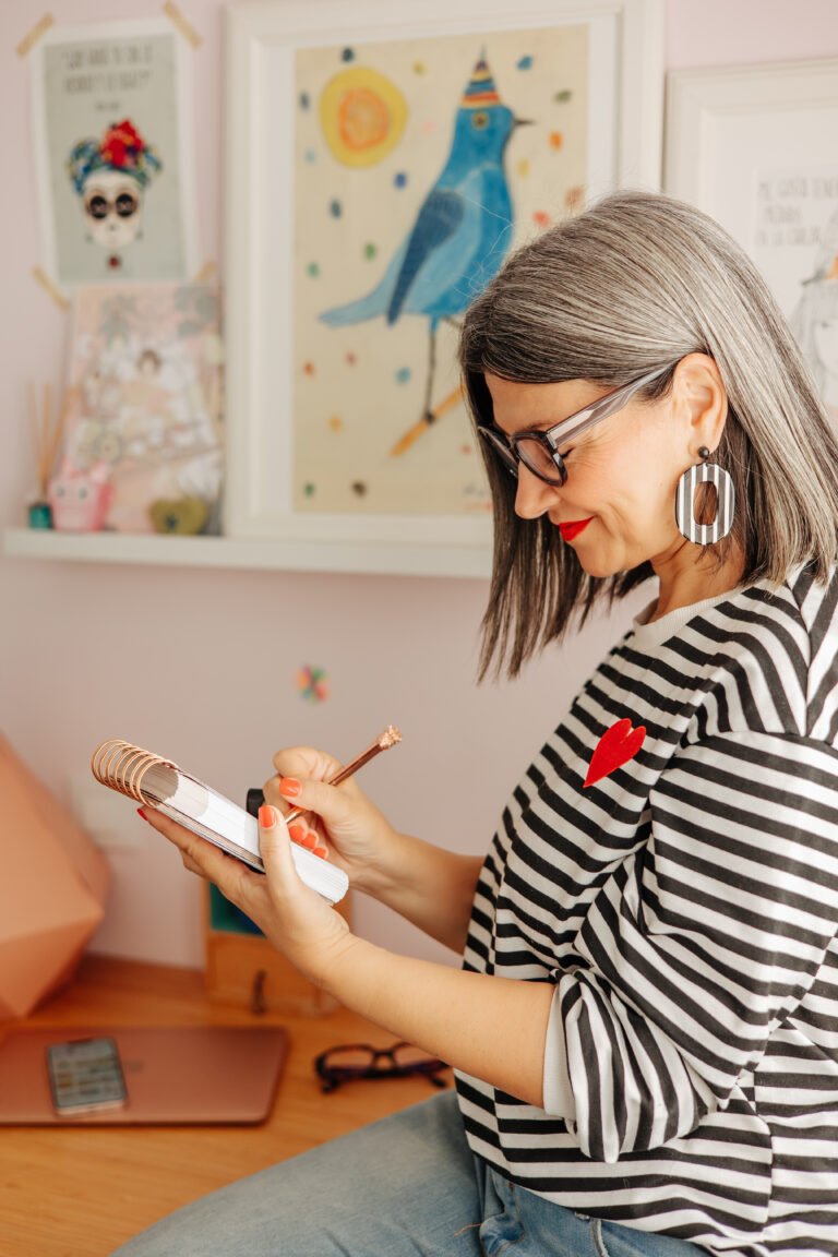 Mujer trabajando con laptop en cafetería