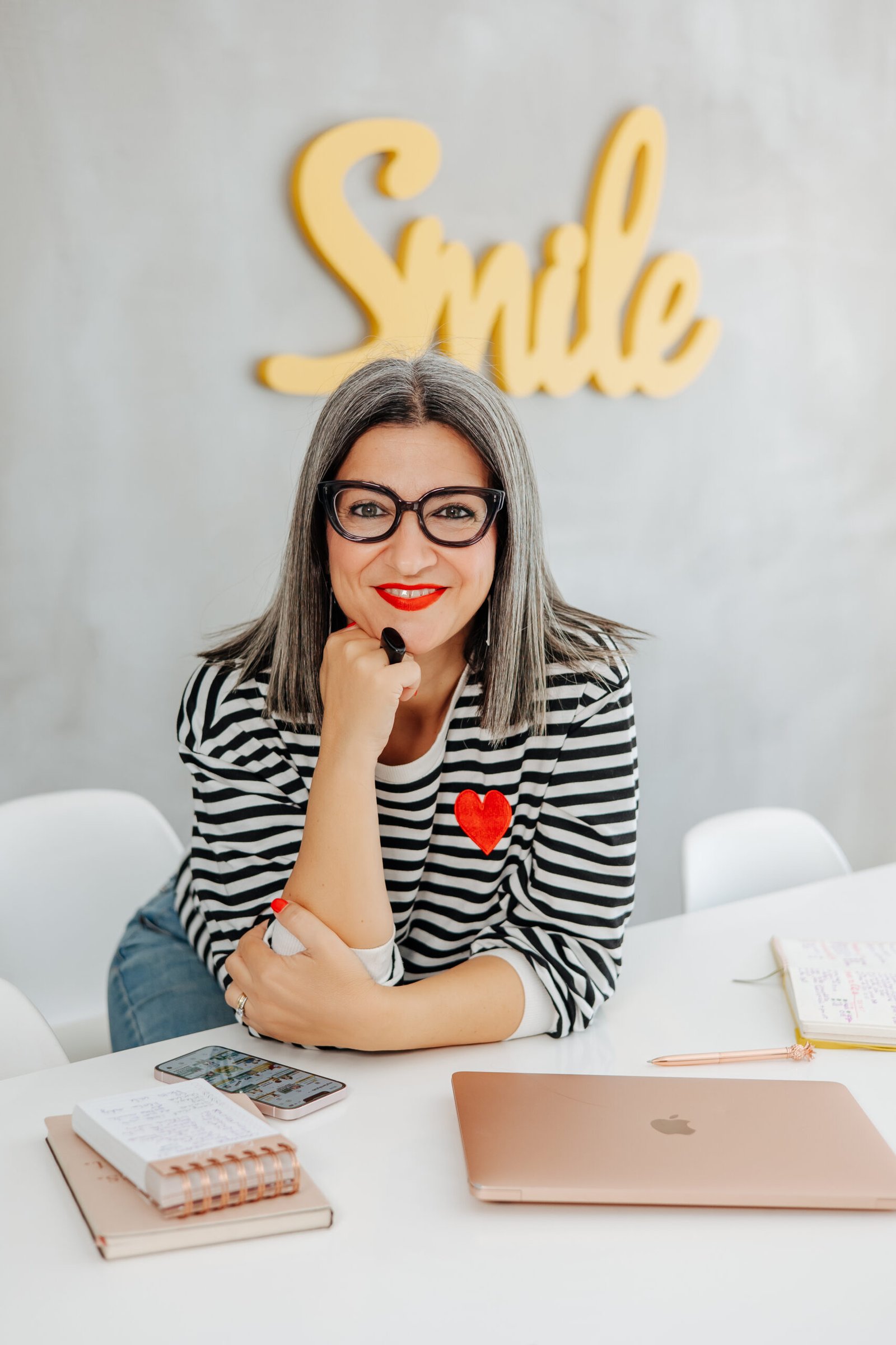 Mujer con fondo Smile trabajando